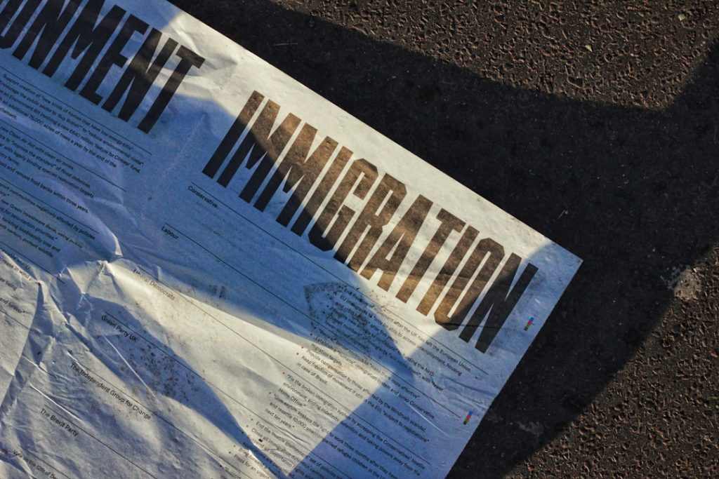 Une personne remplissant un formulaire d'immigration au Canada