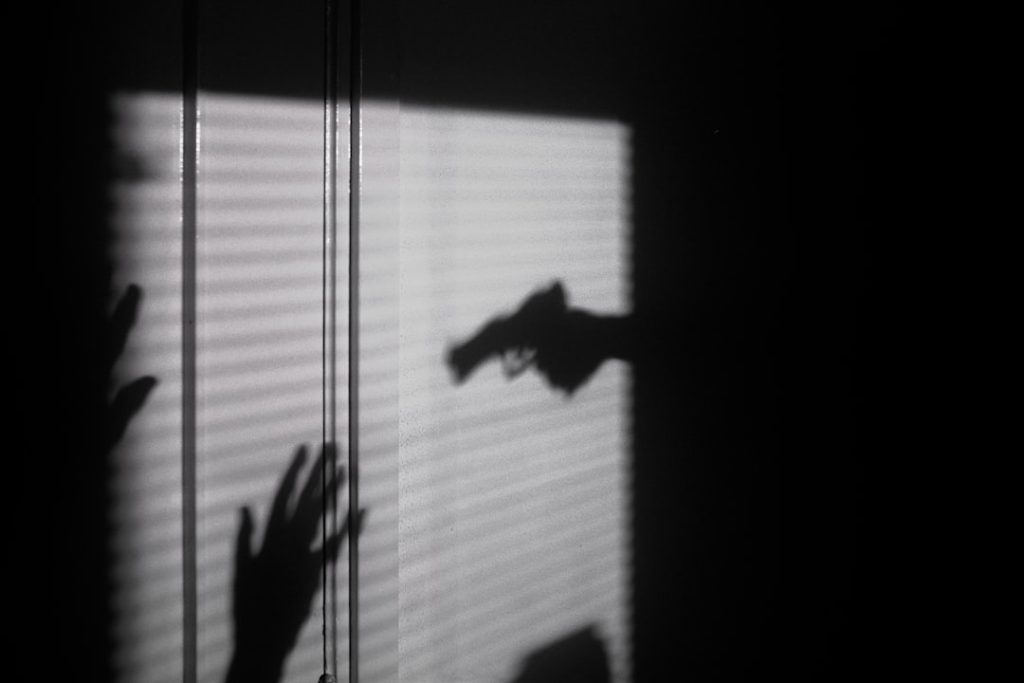 Une femme en pleurs, entourée de gens qui la réconfortent