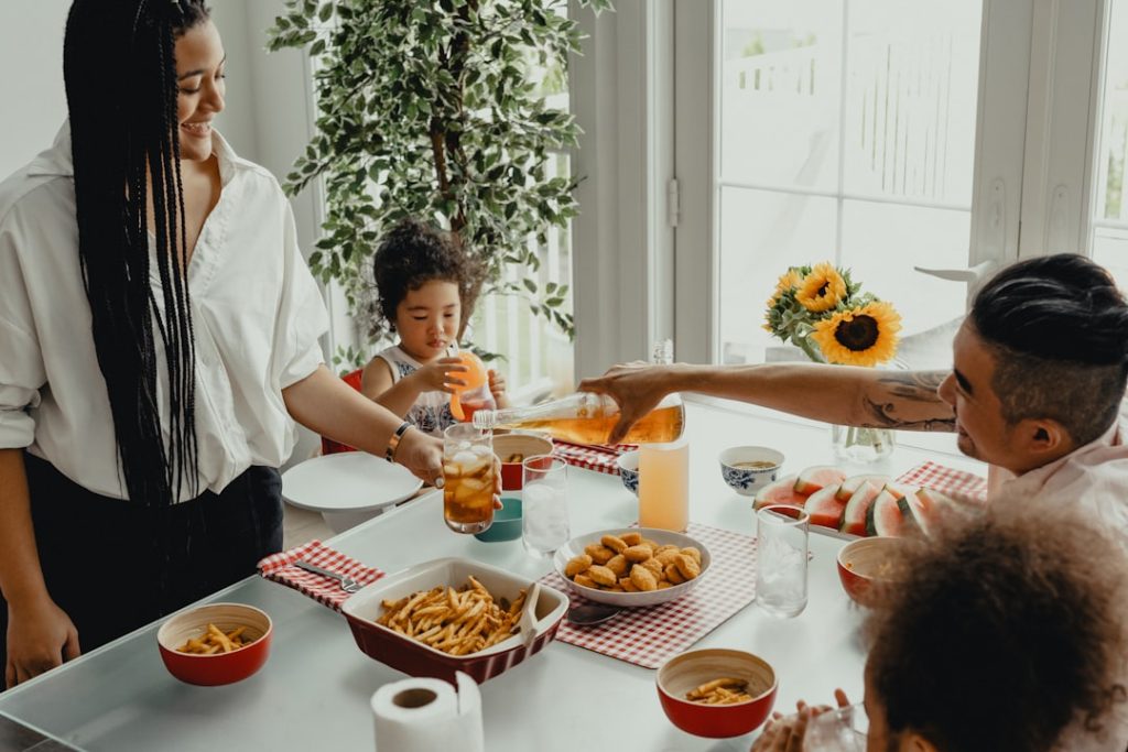 Une famille souriante réunie